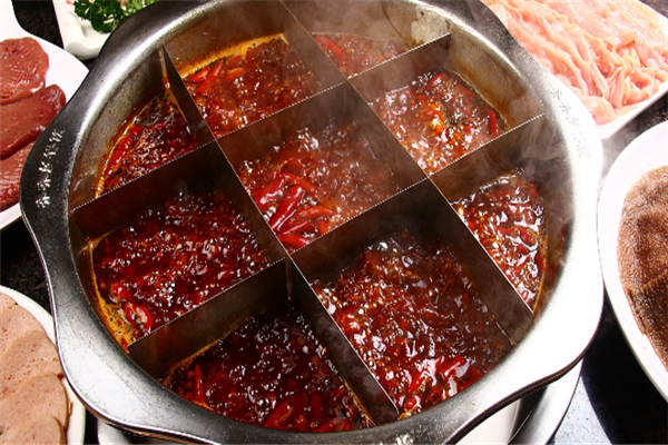  />
</div>
　　九宮格老火鍋串串主營綠色羊肉火鍋，民族特色食品及優(yōu)質(zhì)牛羊肉。九宮格老火鍋串串成立以來以“誠信為本，同興共榮”的經(jīng)營主旨，為加盟商發(fā)明了優(yōu)厚的條件及成功提升/增加，僅二年，就已在全國進(jìn)步了四個分公司，三個省級代理、八個市級代理及數(shù)十家加盟店，使一批志力于綠色餐飲的有識之士走上了成功進(jìn)步之路。<br />
　　九宮格老火鍋串串一體的“不沾小料”特色火鍋肉浸湯鮮美，湯增肉香濃，吃肉喝湯，越涮越香，強(qiáng)精健髓，滋陰補(bǔ)陽成長為中華餐飲界的一支奇葩。九宮格老火鍋串串下屬的酒店及加盟店開業(yè)以來，以火暴的用餐場景及鮮美的品嘗羸得了同行的刮目相看。在鞏固如今成績的同時，公司建設(shè)了錫盟太仆寺旗、蘇尼特左旗、右旗等羊肉飼養(yǎng)加工基地，并已經(jīng)與食品研發(fā)機(jī)構(gòu)、廣告策劃、信息網(wǎng)絡(luò)策劃部門、金融機(jī)構(gòu)以及餐飲界同行建設(shè)了合格的協(xié)作、聯(lián)營關(guān)系，為公司今后的進(jìn)步奠定了堅實的基礎(chǔ)。<br />
　　近年來，中華餐飲界百花齊放，群雄爭霸。小牧羊餐飲連鎖公司應(yīng)運(yùn)而生，公司董事會聘請了十余位具備火鍋餐飲經(jīng)驗的教授，業(yè)內(nèi)廚藝，在原有的官制自有工藝基礎(chǔ)上參與三十余味珍貴中草藥及調(diào)味品，有珍貴的蓯蓉、當(dāng)歸、人參等，也有草原特有的甘草、黃芪、枸杞、沙子蔥籽等食之無藥味的火鍋底料。在加上公司牧供的綠色羔羊肉，肥牛，具備民族特色，又契合新潮快餐文明。成為集美食文明與滋補(bǔ)營養(yǎng)為一體的“不沾小料”特色火鍋肉浸湯鮮美，湯增肉香濃，吃肉喝湯，越涮越香，強(qiáng)精健髓，滋陰補(bǔ)陽成長為中華餐飲界的一支奇葩。<br />
<br /></div>
</div>
<div   id=