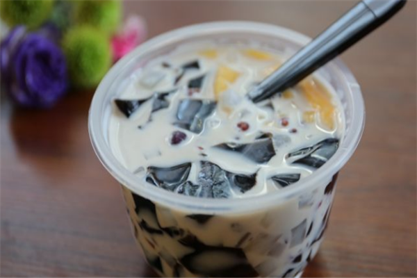  />
</div>
 　　茶飲品牌的數(shù)量眾多，讓大家的選擇豐富，想要尋找本人青睞的茶飲品牌還是比較簡(jiǎn)單的。大家覺(jué)得大白茶飲怎么樣？這是一家令人喜愛(ài)的人氣茶飲店，店內(nèi)推出了眾多的新品，品嘗各異，選擇豐富，令人目不暇接，諸多人都青睞光顧這個(gè)茶飲店，奉獻(xiàn)出可觀的銷量。<br />
 　　為了滿足消費(fèi)者的需要，大白茶飲一直的致力創(chuàng)建，精選優(yōu)質(zhì)、健康、綠色的原物料，為食客帶來(lái)能夠盡情享用的奶茶，低糖低脂，不必?fù)?dān)心發(fā)胖的問(wèn)題。大白茶飲怎么樣？產(chǎn)品一直升級(jí)，依據(jù)消費(fèi)者多變的品嘗來(lái)研發(fā)新品，不只僅有蛋糕奶茶系列，還有鮮牛乳和咖啡系列，不論春夏秋冬，在大白茶飲總能找到青睞的茶飲。<br />
 　　現(xiàn)在大白茶飲風(fēng)靡全場(chǎng)！深受消費(fèi)者喜愛(ài)，每家生意都還可觀。大白茶飲怎么樣？幾年來(lái)始終堅(jiān)持做健康的奶茶飲品，對(duì)飲品方面的要求是十分的嚴(yán)格的，不只僅想要為消費(fèi)者提供更好的口感享用，更是想為消費(fèi)者帶來(lái)一份健康和營(yíng)養(yǎng)。大白茶飲精益求精，成為如今市場(chǎng)中較具備名氣的奶茶加盟品牌。想要獲得客戶的喜歡和肯定，就要充分扶持茶飲的口感和質(zhì)量，兼具了健康和美味的茶飲產(chǎn)品對(duì)消費(fèi)者的優(yōu)越性也會(huì)成倍增加，大白茶飲怎么樣？全部選用新鮮原料，現(xiàn)萃原液，手工現(xiàn)做，全力打造統(tǒng)一的品牌形象效應(yīng)，大白茶飲品牌優(yōu)勢(shì)的樹(shù)立來(lái)向終端消費(fèi)者傳遞種種商業(yè)信息；提升/增加每一杯飲品的口感和滋味，既好喝又健康，并且價(jià)格實(shí)惠，物美價(jià)廉。<br /></div>
</div>
<div   id=