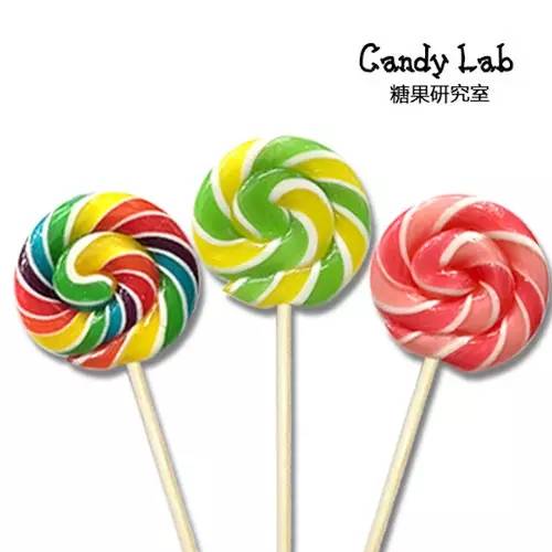  /> </p><p>Candy Lab糖果完全是純手工制作，過(guò)程中沒(méi)有應(yīng)用任何機(jī)械設(shè)施，依托的糖果師們高超的技術(shù)、日積月累的豐富經(jīng)驗(yàn)、匠心具備的發(fā)明力，以及強(qiáng)壯有力的臂膀。Candy Lab的糖果師們?cè)趥鹘y(tǒng)的手工制糖術(shù)基礎(chǔ)上，堅(jiān)持采納進(jìn)口原料制作確保健康，咱們努力讓每一款品嘗都能刺激到你一萬(wàn)個(gè)味蕾，全透明的制作過(guò)程，現(xiàn)場(chǎng)飄出的甜蜜滋味，從視覺(jué)和味覺(jué)都讓你忍不住口味一顆。糖果師們都是經(jīng)過(guò)嚴(yán)格培訓(xùn)，互相需求極大的配合度，才能順利完成從煮糖到切糖中間十幾道復(fù)雜的工序，正式由于如此，才有了Candy Lab糖果的難得和純手工的價(jià)值性。而讓咱們更自豪的是咱們自創(chuàng)建以來(lái)不斷在堅(jiān)持的創(chuàng)性，不只僅體如今糖果品嘗的獨(dú)一無(wú)二以及圖案設(shè)計(jì)的單獨(dú)，就是線下售賣(mài)專(zhuān)賣(mài)店到線上網(wǎng)站店鋪的保護(hù)都致力爭(zhēng)取做到統(tǒng)一及難得。因此具備極高的辨識(shí)度，咱們的品牌文明也隨之延伸，影響到每一位客戶(hù)。咱們擁有成熟的糖果售賣(mài)渠道，截至目前全國(guó)擁有近50家專(zhuān)賣(mài)店。但咱們從未停下進(jìn)步的腳步，時(shí)刻預(yù)備迎接未知的挑戰(zhàn)。Candy Lab渴望每天都能給你帶來(lái)新發(fā)現(xiàn)，在一直的新口味試過(guò)程中喚醒你的全新感受，激發(fā)你的想象力，領(lǐng)會(huì)生活的樂(lè)趣。Candy Lab的糖果師們擁有高超的技巧水平可以在糖果上做出文字或者字母。他們會(huì)聯(lián)合你的靈感,你的思想,你的需要來(lái)制作專(zhuān)屬于你的糖果，不限場(chǎng)合、不限顏色、不限品嘗。的“私人訂制”服務(wù)邀請(qǐng)你來(lái)體驗(yàn)！ </p></div></div>
</div>
<div   id=