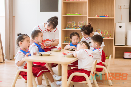 真愛(ài)幼幼園所小朋友吃飯